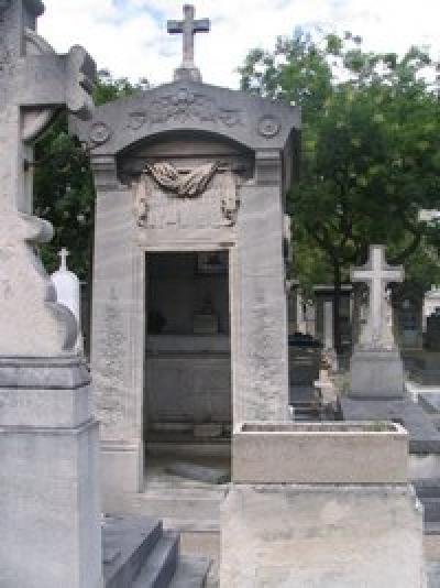 Il repose au Cimetière du Montparnasse (Paris 14e) : 6e Division.